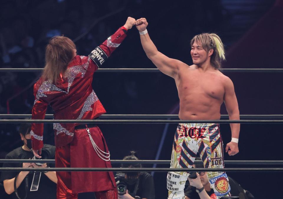 　内藤哲也とポーズをきめる棚橋弘至（撮影・金田祐二）