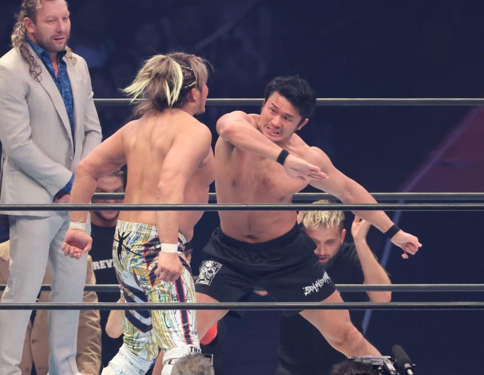 　最後に張り合う棚橋弘至と柴田勝頼（撮影・金田祐二）