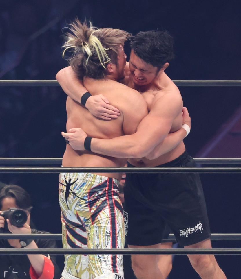 　抱き合う棚橋弘至と柴田勝頼（撮影・金田祐二）