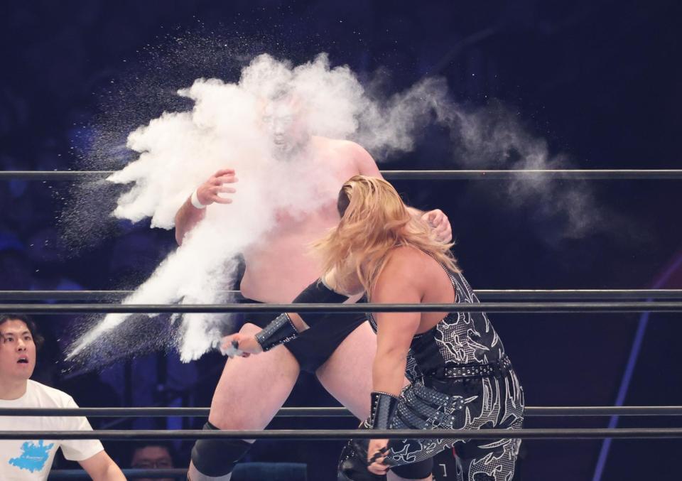 　ＥＶＩＬの反則攻撃を受けるウルフアロン（撮影・金田祐二）