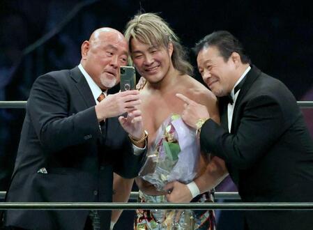 　武藤敬司、藤波辰爾と自撮りで笑顔の棚橋弘至