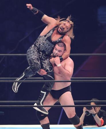 　ＥＶＩＬを投げるウルフアロン（撮影・金田祐二）