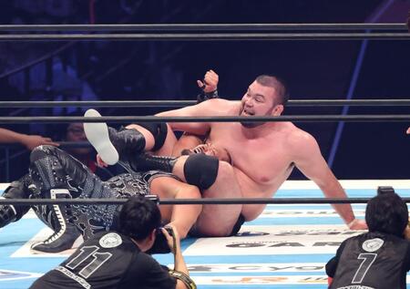 　ＥＶＩＬを締めるウルフアロン（撮影・金田祐二）