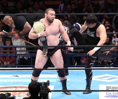 　勝ち名乗りを受けている鬨に、成田蓮（右）に攻撃されるウルフアロン