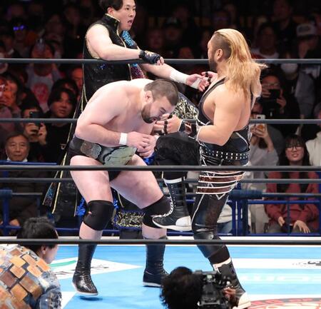 　ＥＶＩＬ（右）から急襲されるウルフ・アロン