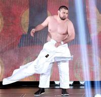 　入場で柔道着を脱ぎ捨てるウルフアロン