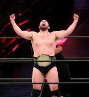 　ベルトを巻き雄たけびをあげるウルフアロン（撮影・金田祐二）