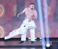 　入場で柔道着を脱ぎ捨てるウルフアロン（撮影・金田祐二）