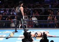 　成田蓮（左）にベルトを放り投げられるウルフアロン