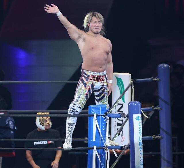 　コーナーで感極まる棚橋弘至（撮影・金田祐二）