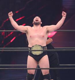 　ベルトを巻き雄たけびをあげるウルフアロン（撮影・金田祐二）