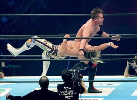 　オカダ・カズチカのレインメーカーに敗れる棚橋弘至