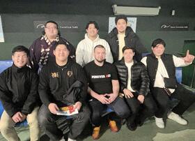 　ウルフアロン（前列中央）のプロレスデビュー戦の応援に駆けつけた斉藤立（前列左から２人目）、村尾三四郎（同４人目）ら柔道時代の仲間たち