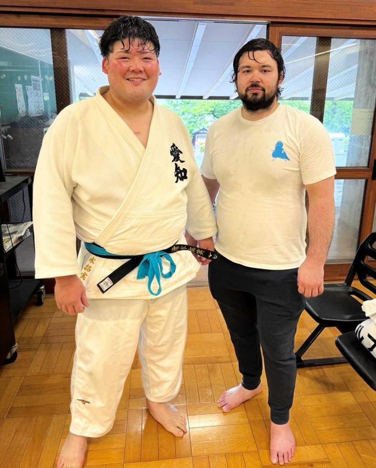 　清水拓実さん（左）とウルフアロン(清水さん提供)