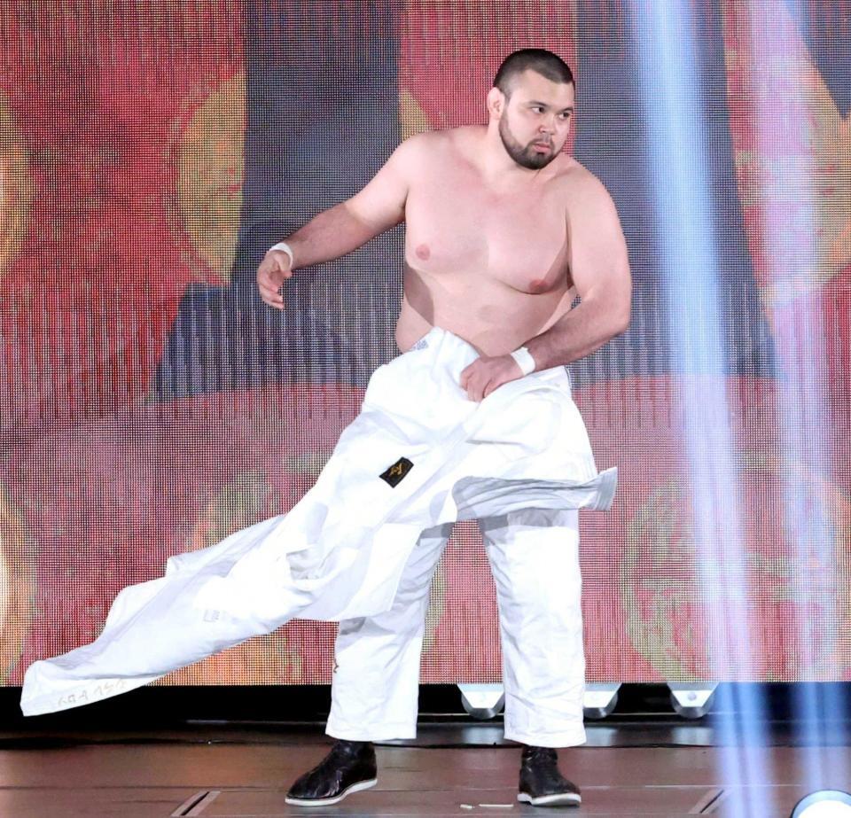 　入場で柔道着を脱ぎ捨てるウルフアロン