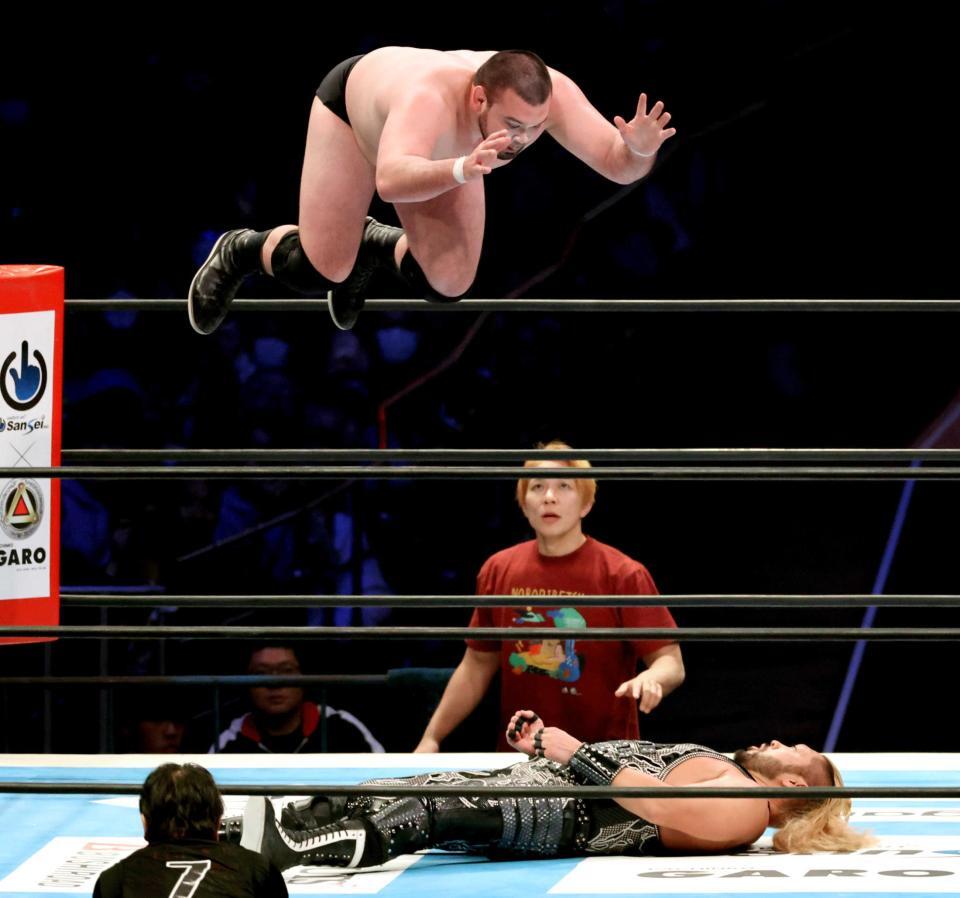 　コーナーからＥＶＩＬに襲いかかるウルフアロン