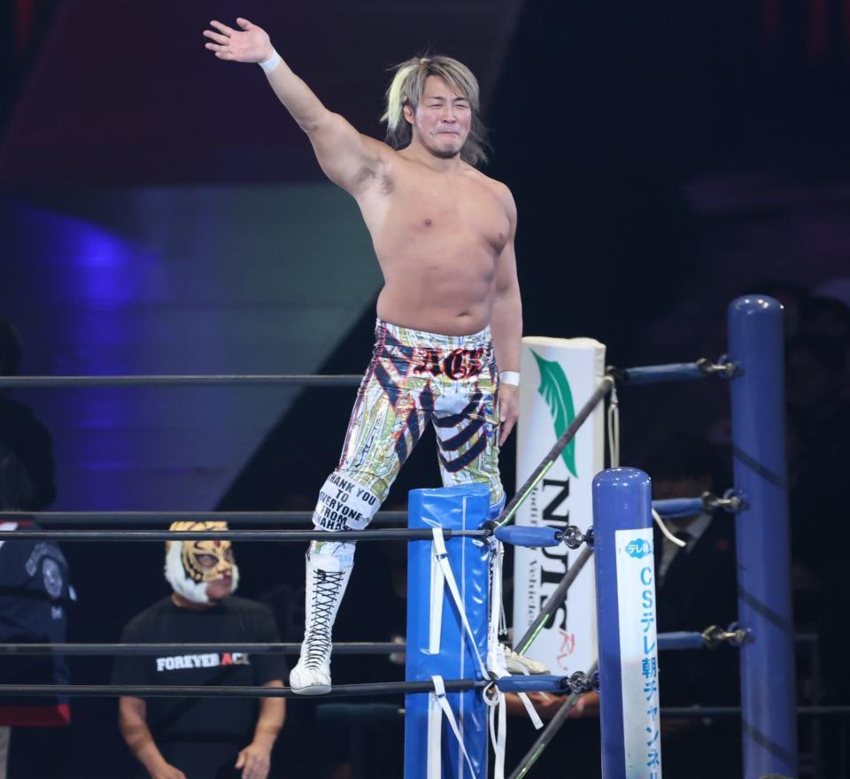 　コーナーで感極まる棚橋弘至（撮影・金田祐二）