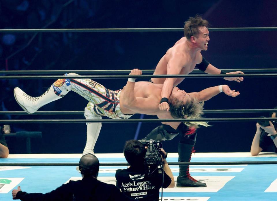 　オカダ・カズチカのレインメーカーに敗れる棚橋弘至