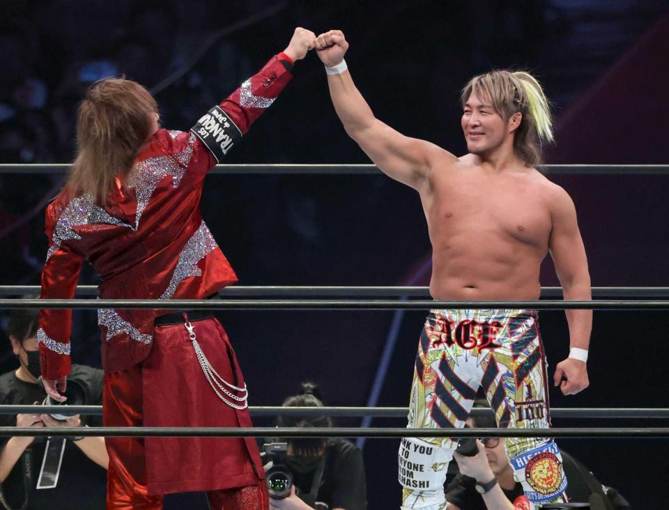 　内藤哲也とポーズをきめる棚橋弘至