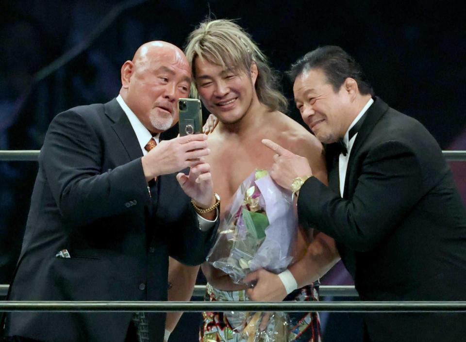 　武藤敬司、藤波辰爾と自撮りで笑顔の棚橋弘至