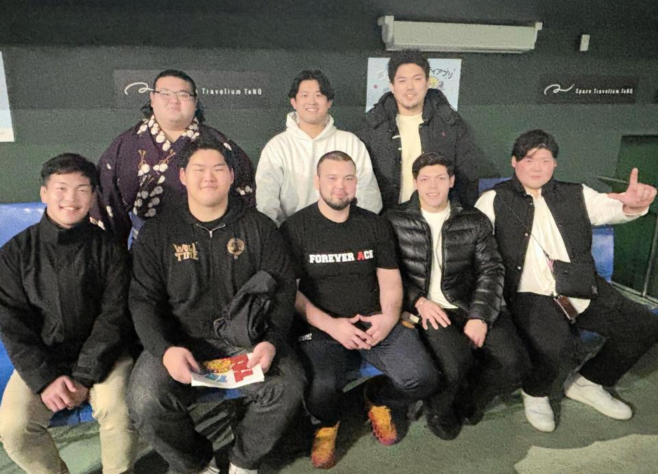 　ウルフアロン（前列中央）のプロレスデビュー戦の応援に駆けつけた斉藤立（前列左から２人目）、村尾三四郎（同４人目）ら柔道時代の仲間たち