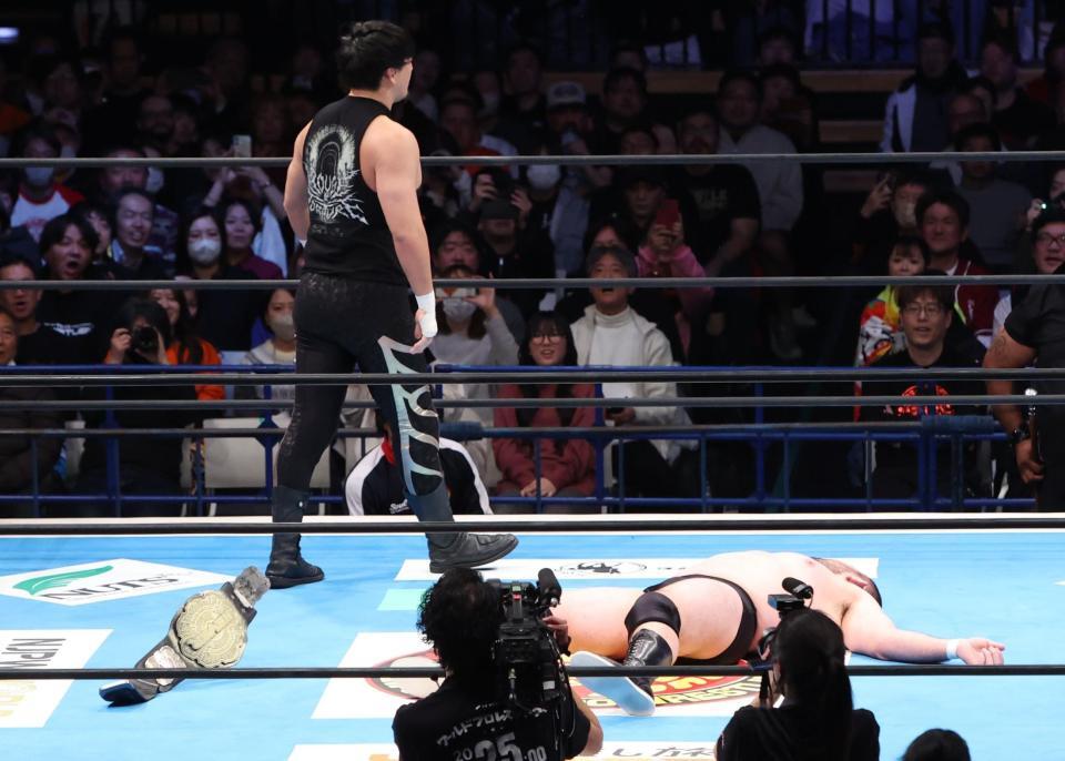 　成田蓮（左）にベルトを放り投げられるウルフアロン