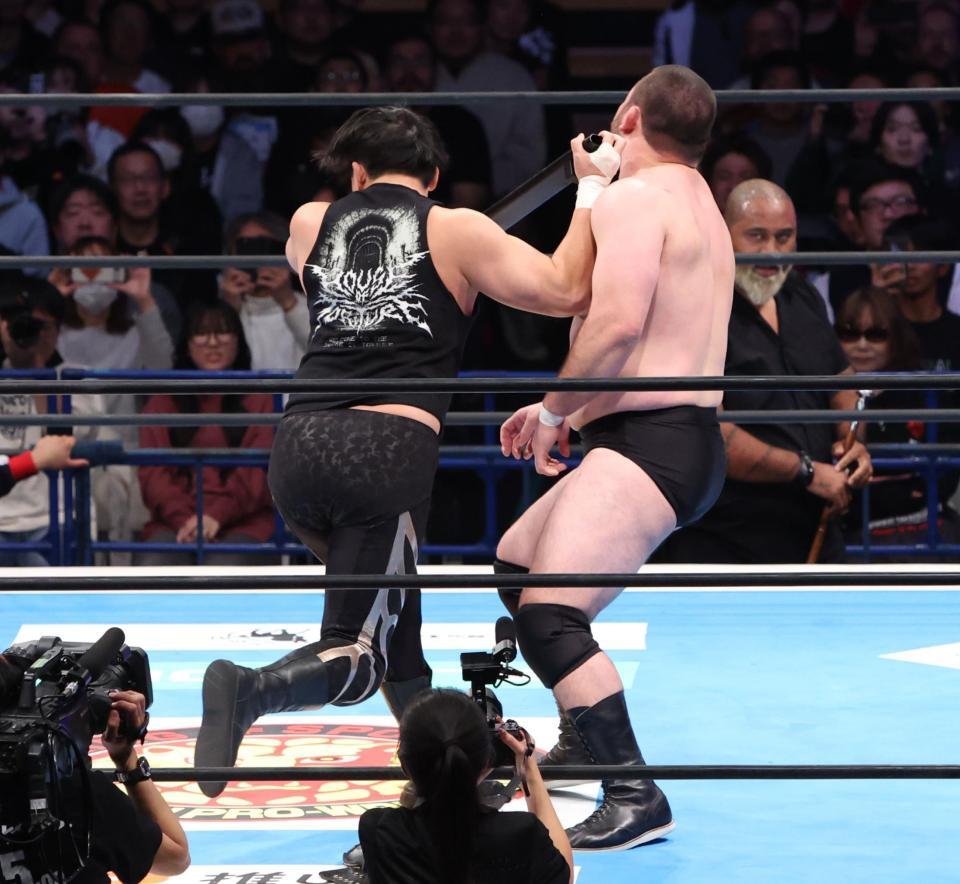 　成田蓮（左）から凶器攻撃されるウルフアロン