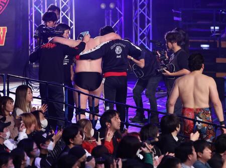 　引き上げるウルフアロン＝５日