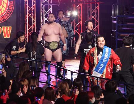 　入場するウルフアロン＝５日