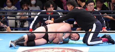 　凶器攻撃を受け、激痛でのたうち回るウルフアロン＝５日