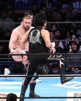 　成田蓮（右）にキックを見舞うウルフアロン＝５日