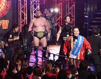 　入場するウルフアロン＝５日