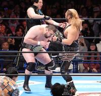 　ＥＶＩＬ（右）から急襲されるウルフ・アロン＝５日