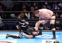 　ディック東郷（左）を投げるウルフアロン＝５日