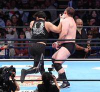 　成田蓮（左）から凶器攻撃されるウルフアロン＝５日