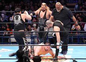 　「Ｈ．Ｏ．Ｔ」の４人に攻められるウルフアロン