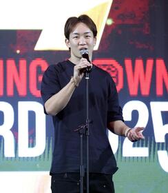 　「ＢＲＥＡＫＩＮＧ　ＤＯＷＮ　ＡＷＡＲＤ　２０２５」の冒頭でスピーチする朝倉未来（撮影・伊藤笙子）