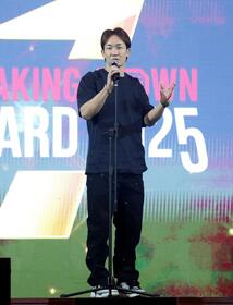 　「ＢＲＥＡＫＩＮＧ　ＤＯＷＮ　ＡＷＡＲＤ　２０２５」にてスピーチする朝倉未来（撮影・伊藤笙子）