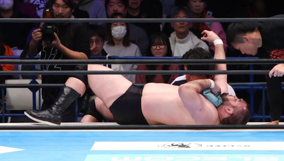 　喉元を押さえながらリングアウトするウルフアロン＝５日