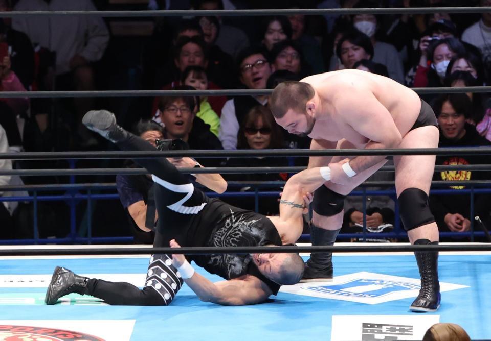 　ディック東郷（左）を投げるウルフアロン＝５日