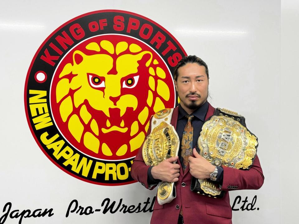 　ＩＷＧＰ世界ヘビー級王座を“分解”して復活させたＩＷＧＰヘビー級王座（右）とＩＷＧＰ　ＧＬＯＢＡＬ王座を肩に掛ける辻陽太