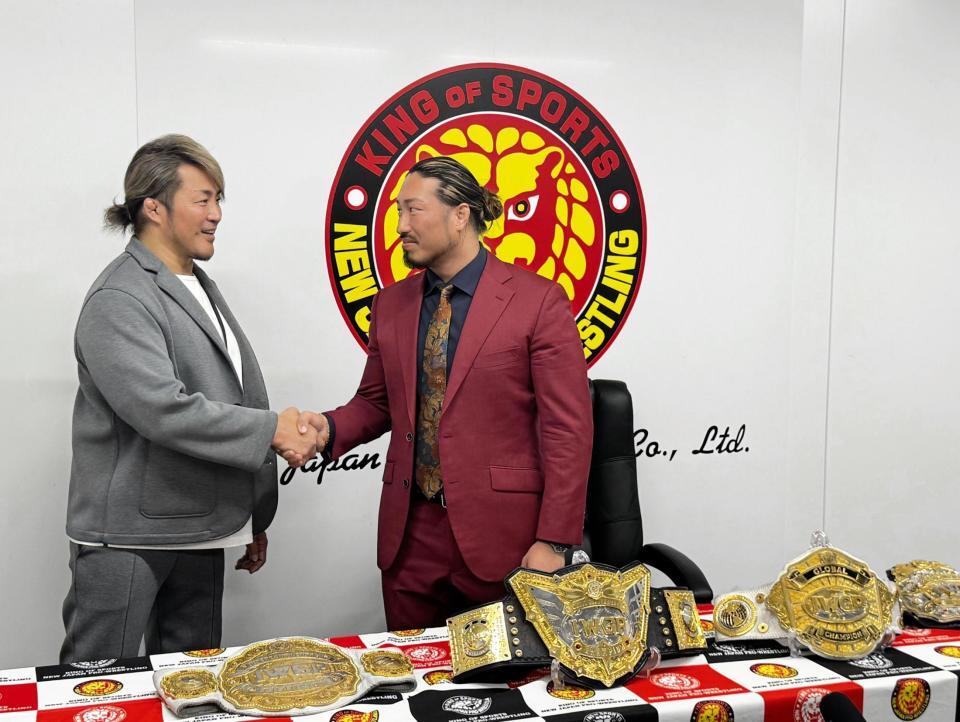 　ＩＷＧＰ世界ヘビー級王座を戴冠した辻陽太（右）は同王座を“分解”した上でＩＷＧＰヘビー級王座の復活を宣言し、棚橋弘至社長（左）も団体として承認した。