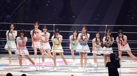 　熱唱するＲＩＺＩＮガール＝２０２５年１２月３１日