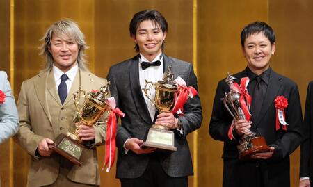 　笑顔で撮影に応じる（左から）技能賞の新日本プロレス・棚橋弘至社長、新人賞のＴＨＥ　ＲＡＭＰＡＧＥ・武知海青、特別話題賞の有田哲平（撮影・棚橋慶太）