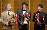 　談笑する（左から）技能賞の新日本プロレス・棚橋弘至社長、新人賞のＴＨＥ　ＲＡＭＰＡＧＥ・武知海青、特別話題賞の有田哲平（撮影・棚橋慶太）