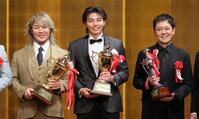 　笑顔で撮影に応じる（左から）技能賞の新日本プロレス・棚橋弘至社長、新人賞のＴＨＥ　ＲＡＭＰＡＧＥ・武知海青、特別話題賞の有田哲平（撮影・棚橋慶太）