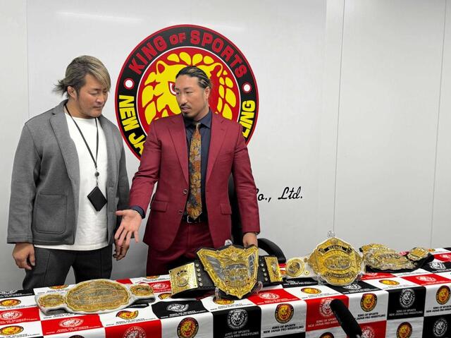 　ＩＷＧＰ世界ヘビー級王座を戴冠した辻陽太（右）は同王座を“分解”した上でＩＷＧＰヘビー級王座の復活を宣言し、棚橋弘至社長（左）も団体として承認した