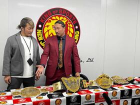 　ＩＷＧＰ世界ヘビー級王座を戴冠した辻陽太（右）は同王座を“分解”した上でＩＷＧＰヘビー級王座の復活を宣言し、棚橋弘至社長（左）も団体として承認した