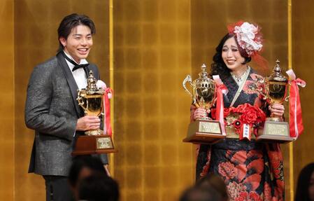 　新人賞のＴＨＥ　ＲＡＭＰＡＧＥ・武知海青（左）と笑顔で話すＭＶＰの上谷沙弥（撮影・棚橋慶太）