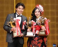 　新人賞のＴＨＥ　ＲＡＭＰＡＧＥ・武知海青（左）と笑顔を見せるＭＶＰの上谷沙弥（撮影・棚橋慶太）